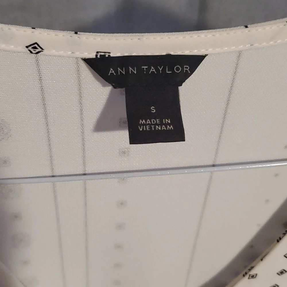 NWOT Ann Taylor White and Black Patterned V Neck Blouse - Picture 2 of 6